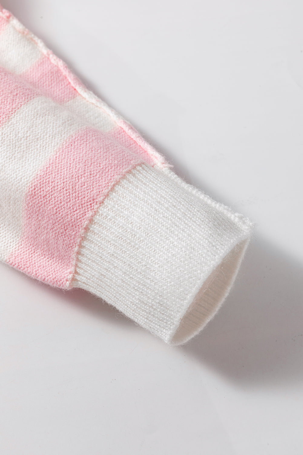 Pull à rayures roses et demi-boutons à épaules tombantes