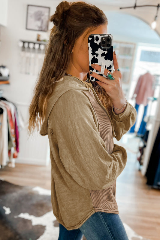 Sweat à capuche kaki gaufré avec cordon de serrage et coutures apparentes