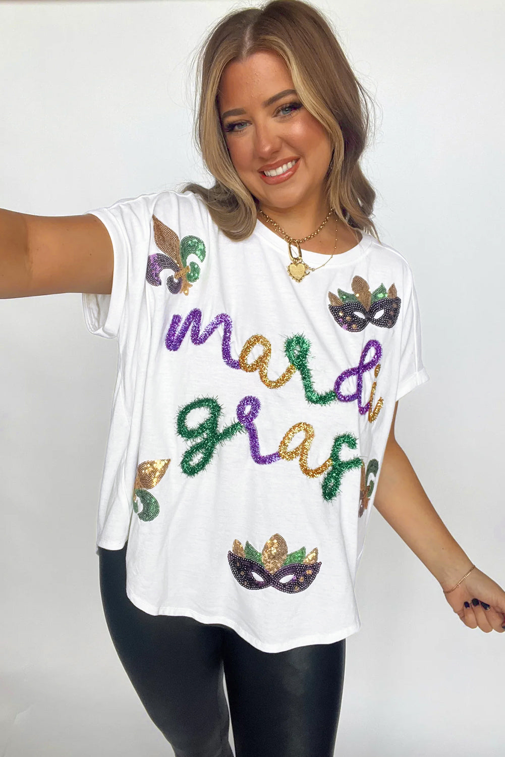 T-shirt blanc à paillettes et motif Mardi Gras