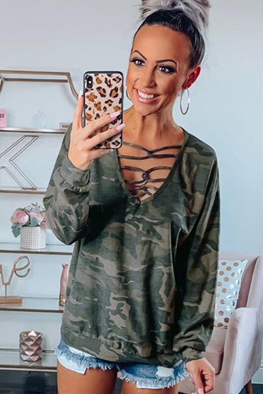 Blusa de camuflaje con cuello en V ahuecado