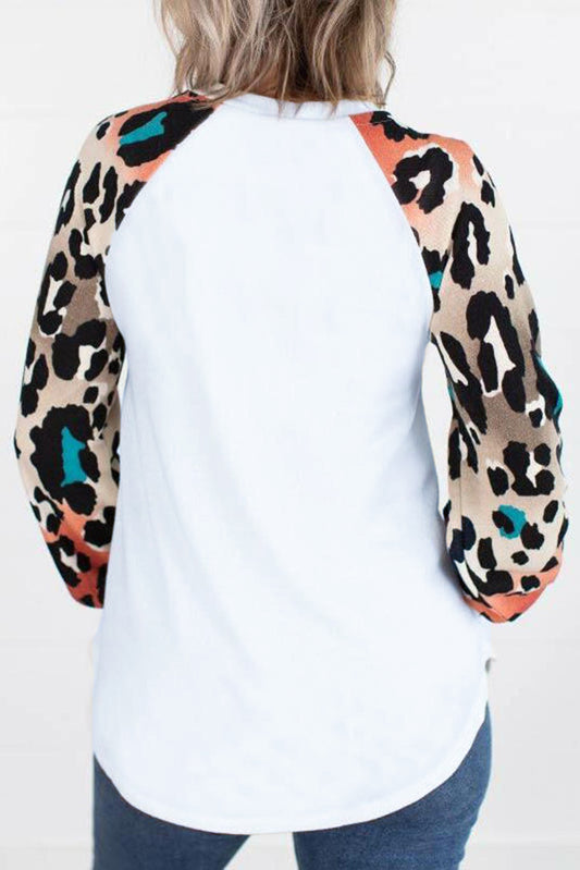 Top de manga larga con empalme de leopardo colorido