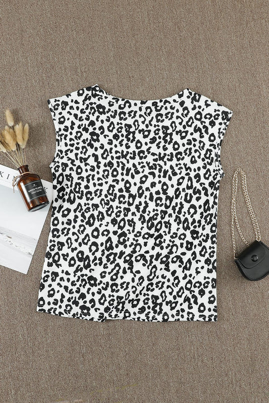 Camiseta con estampado de camuflaje y cuello redondo con bolsillo