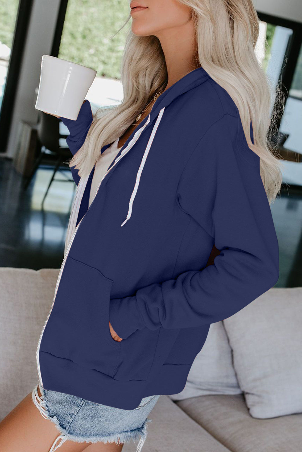 Chaqueta con capucha y cordón con bolsillo con cremallera