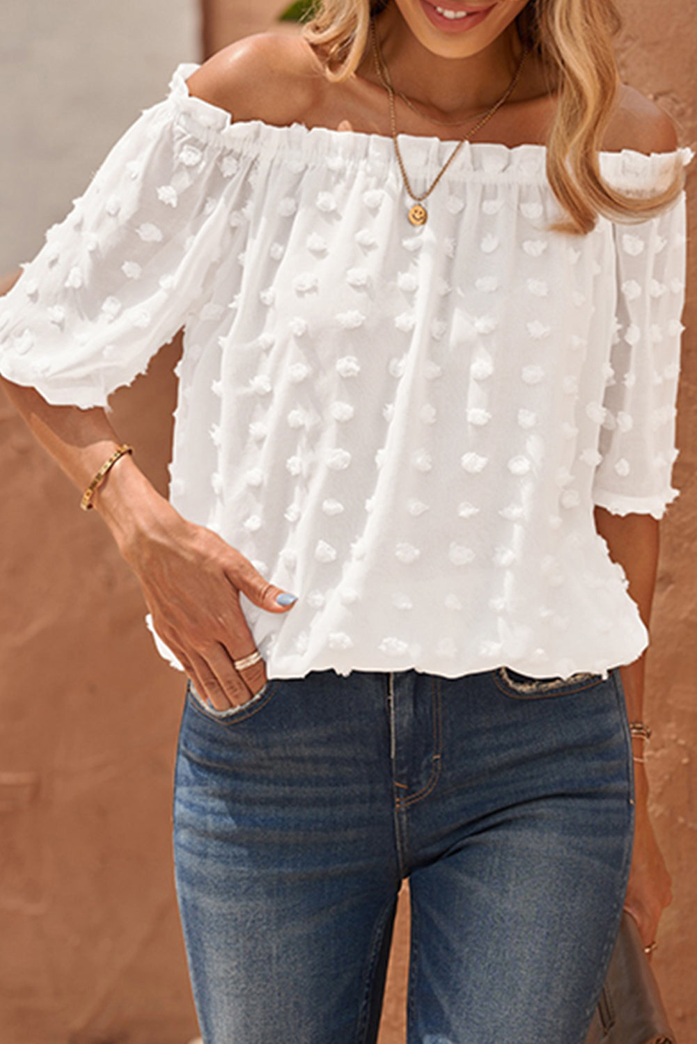 Blusa corta con hombros descubiertos y lunares suizos