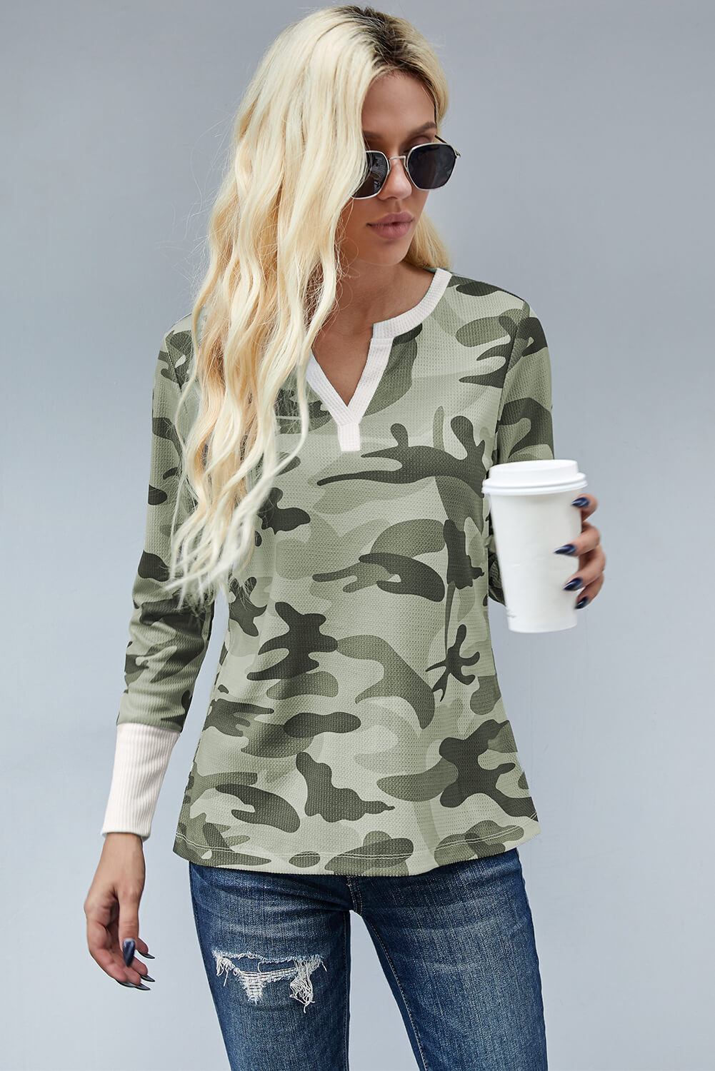 Top de camuflaje con cuello en V y manga larga