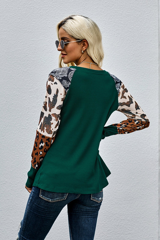 Top de punto gofrado con mangas color block y estampado multicolor