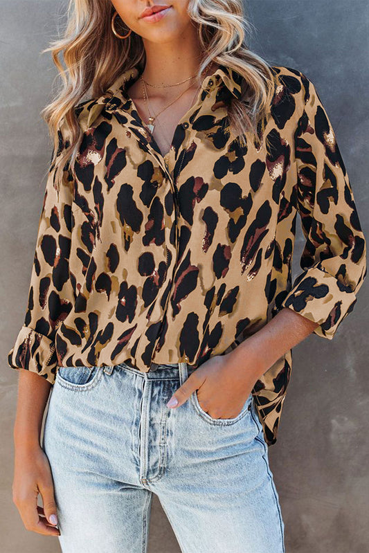 Camisa con estampado de leopardo y cuello vuelto