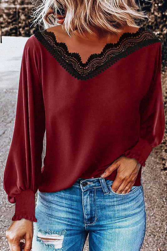Blusa roja de patchwork de encaje con cuello en V