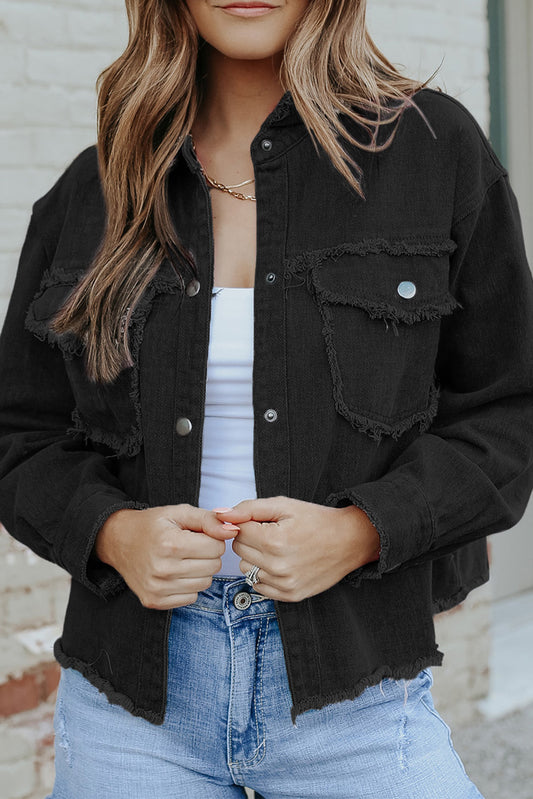 Chaqueta vaquera desgastada con bolsillos con solapa y dobladillo deshilachado