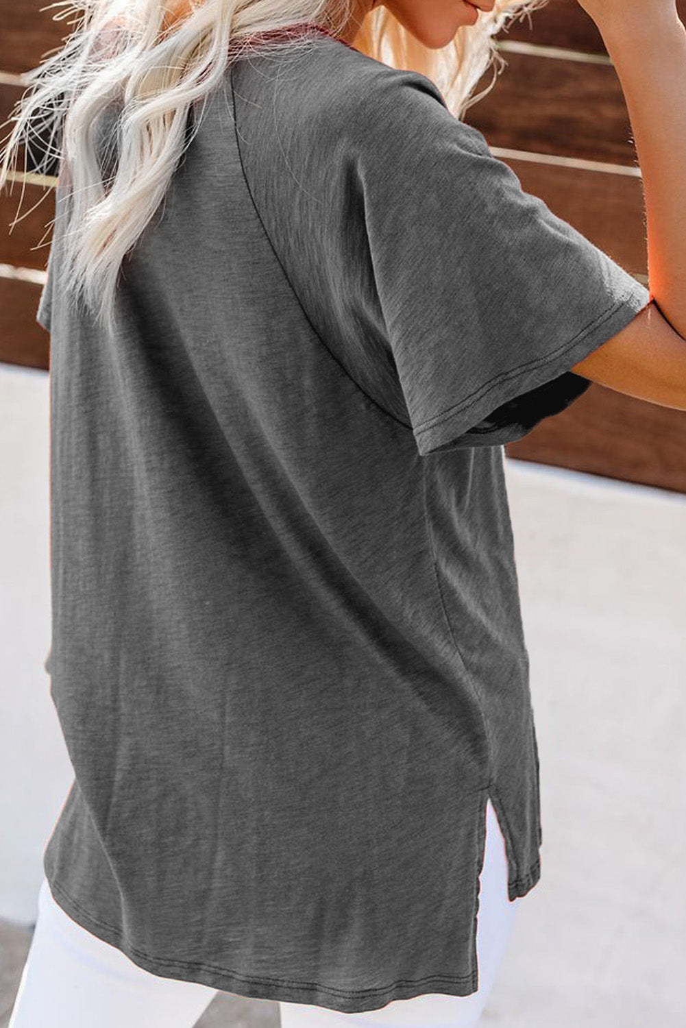 Camiseta con cuello en V gris con estampado de letras y aberturas