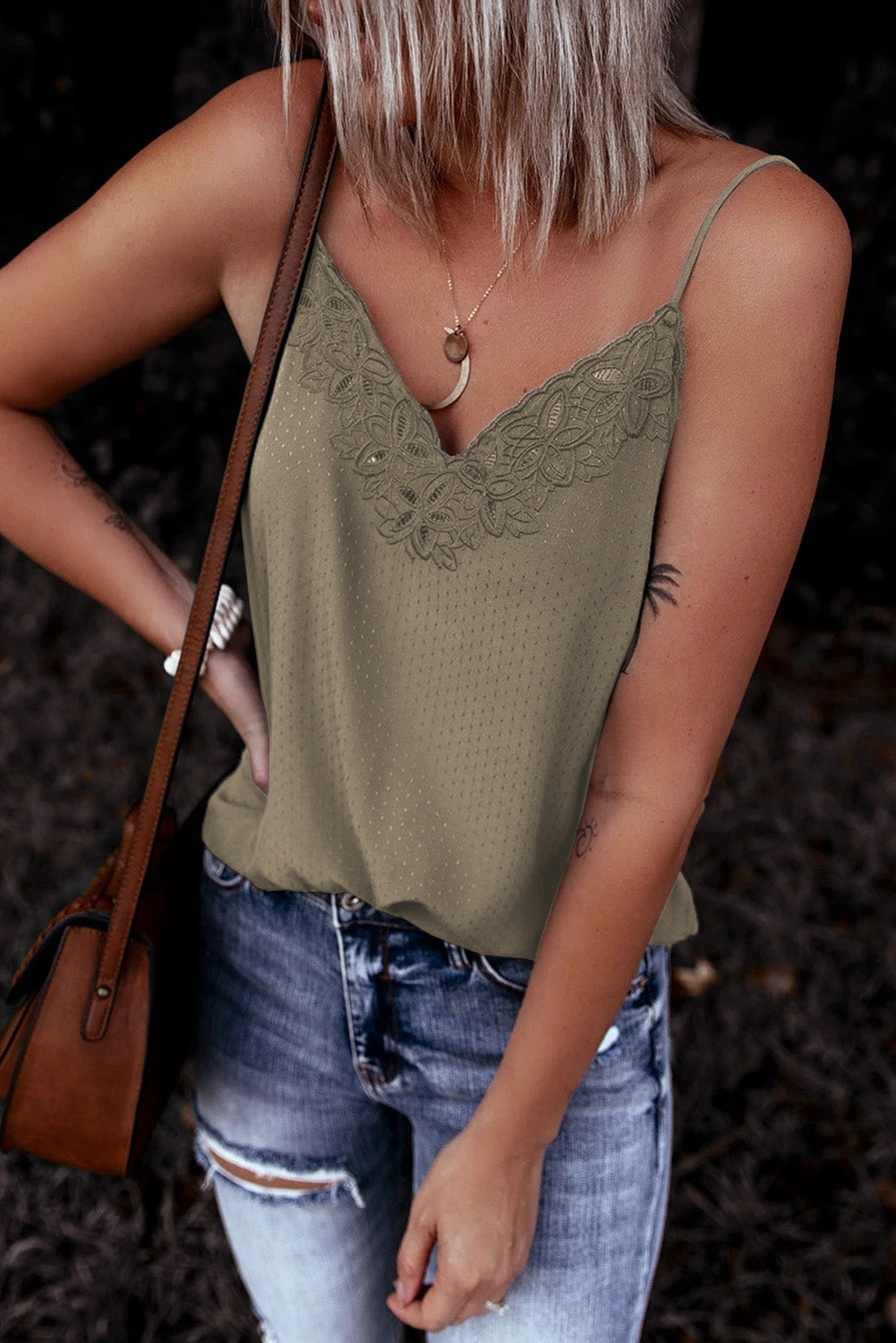 Camiseta sin mangas con escote en V de crochet