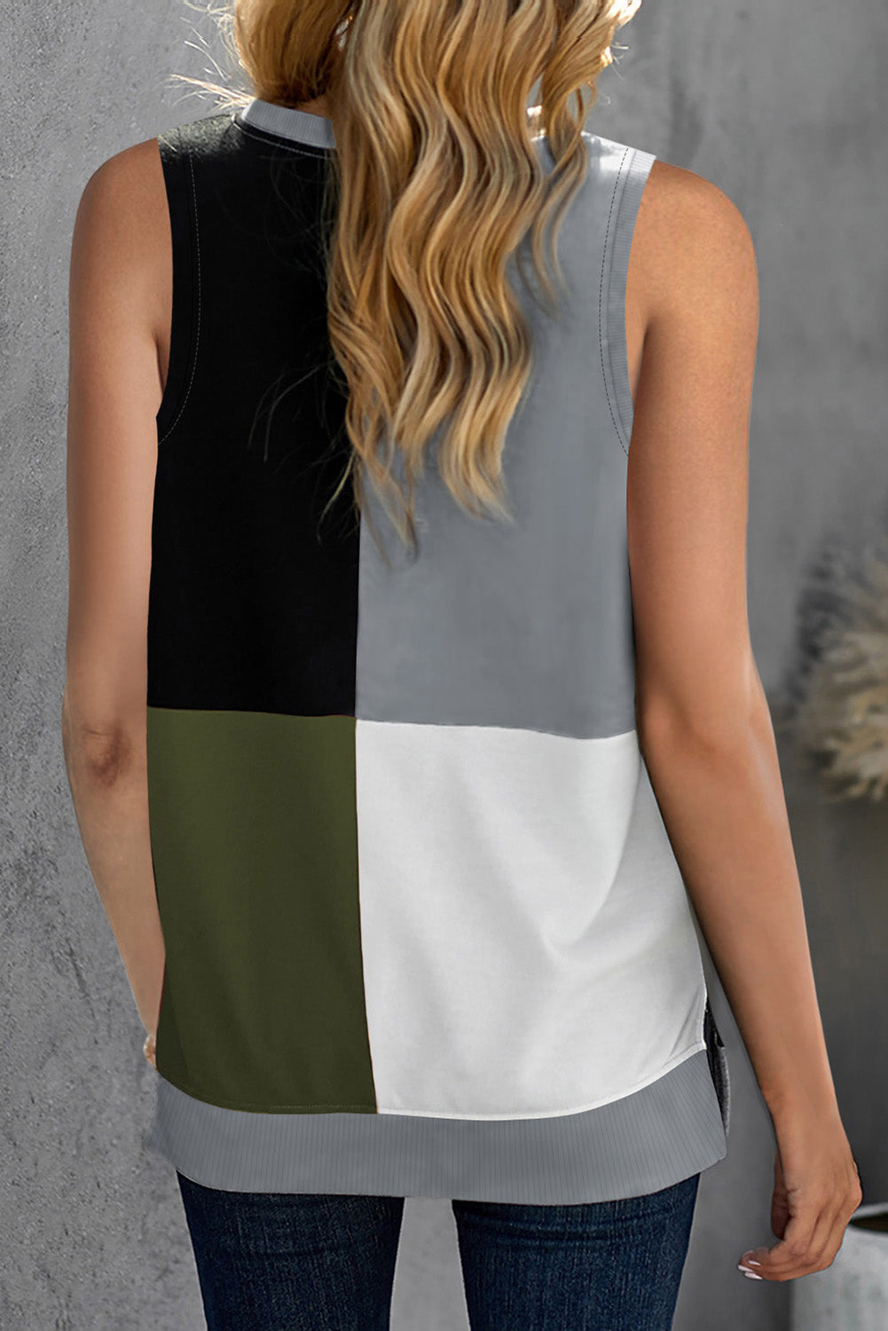 Camiseta sin mangas con cuello redondo color rojo vino