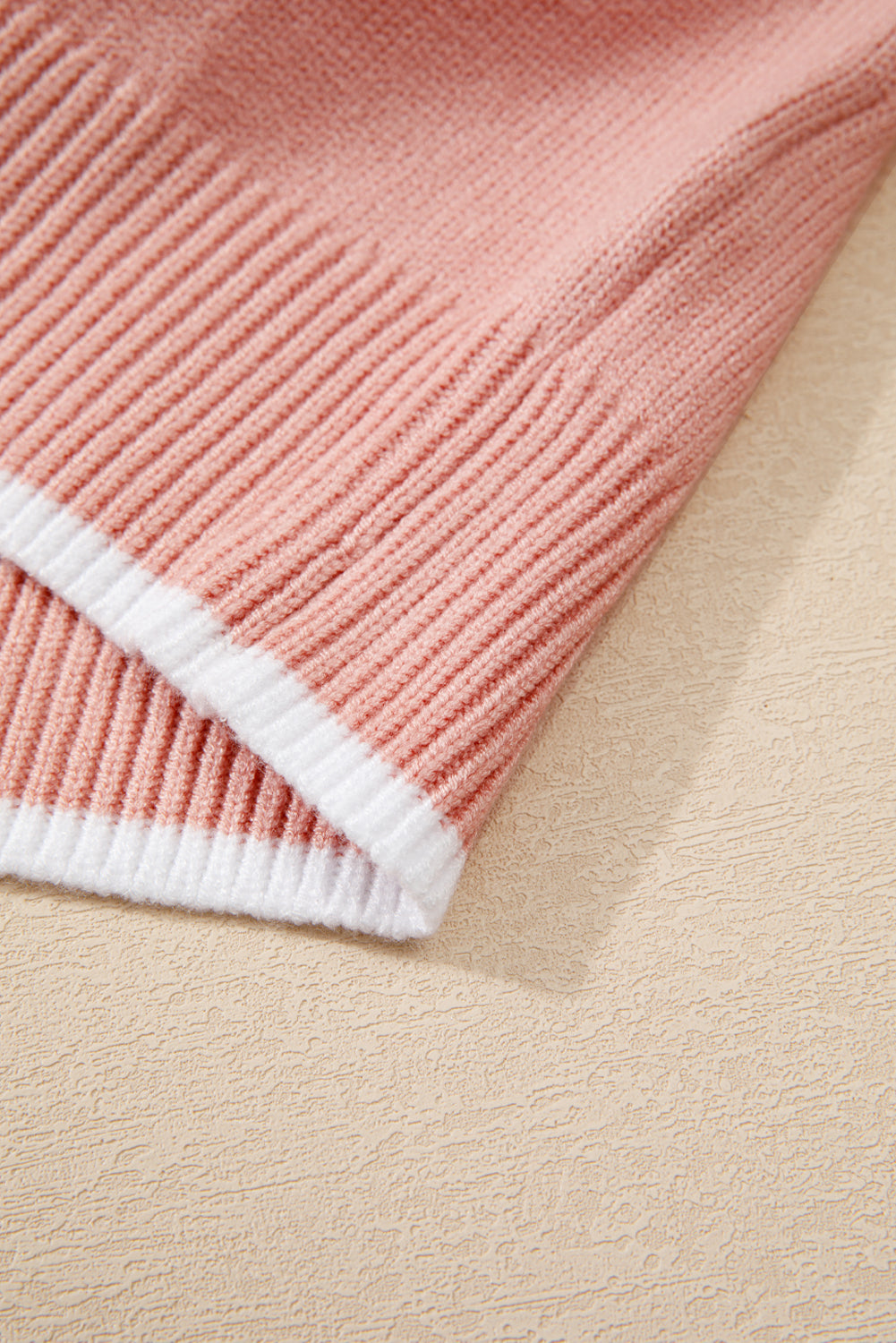 Pull à manches longues rose clair à volants et bordure côtelée avec nœud papillon