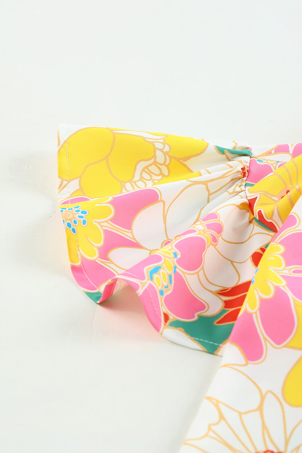 Top floral con mangas acampanadas y cuello levantado multicolor