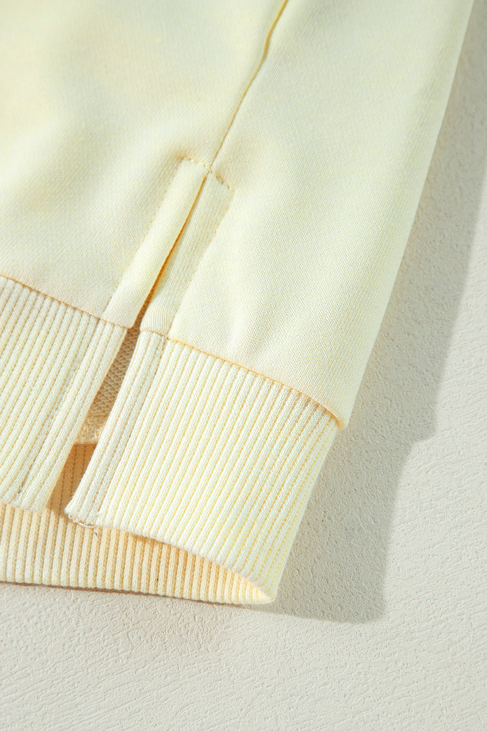 Sweat-shirt beige à manches bouffantes et fleurs en guirlandes