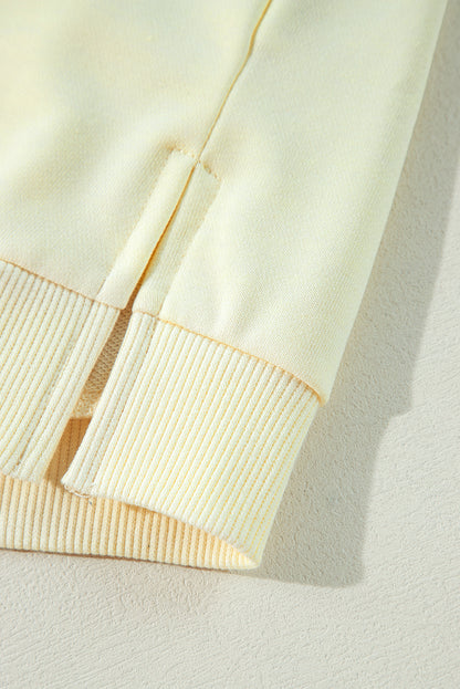 Sweat-shirt beige à manches bouffantes et fleurs en guirlandes