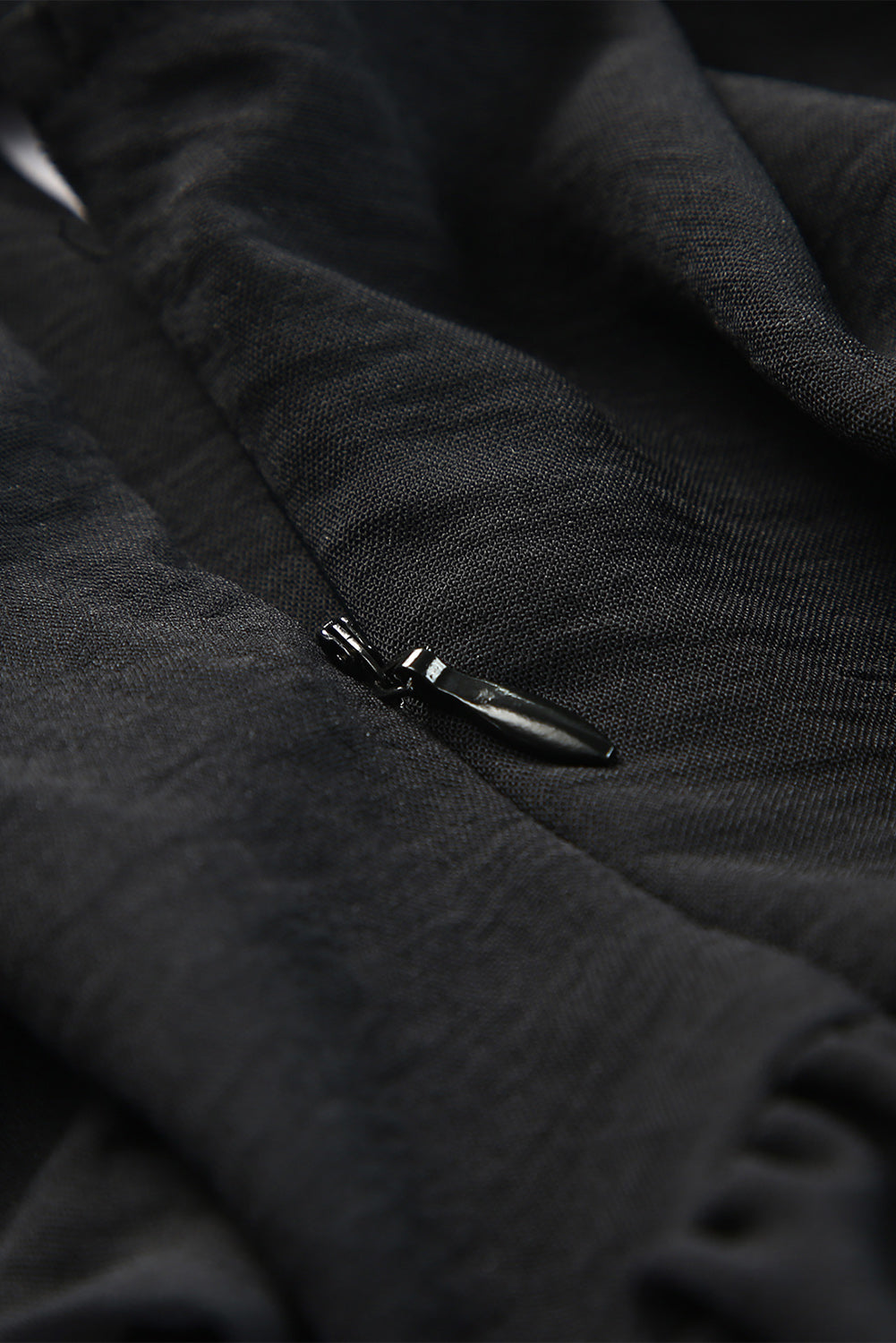 Mini-robe à volants, col en V et dos froncé