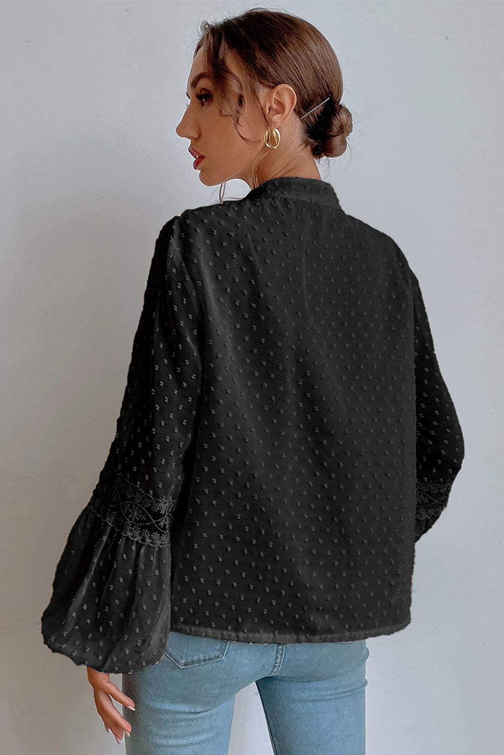 Blusa babydoll con manga globo y cordón de lunares suizos