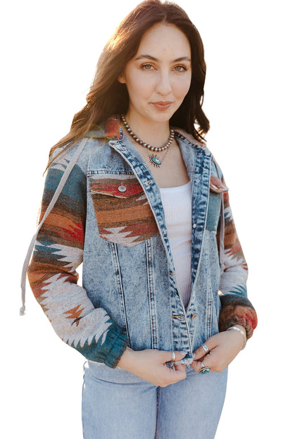 Chaqueta vaquera con dobladillo deshilachado y estampado azteca multicolor
