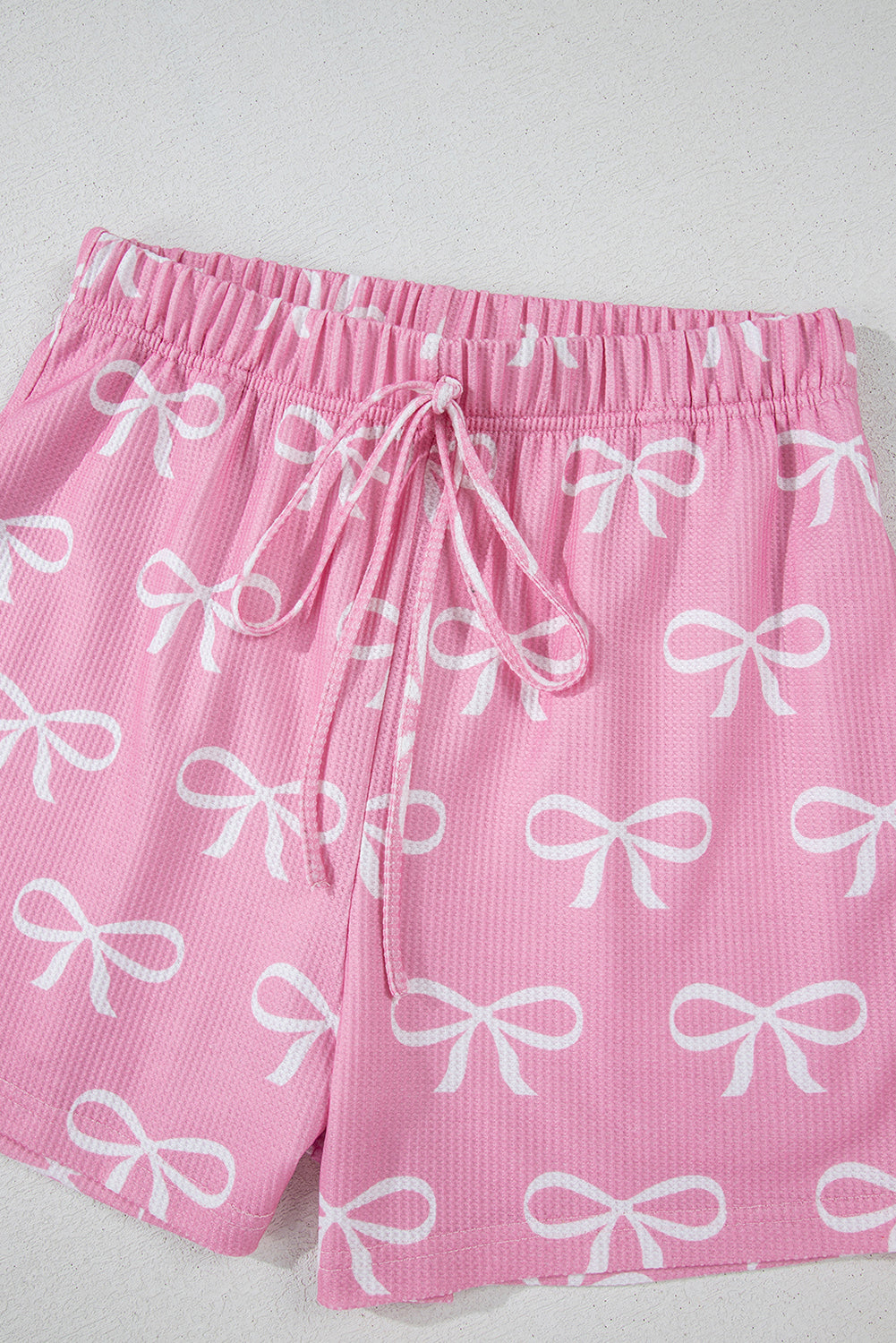 Ensemble t-shirt col V et short en tricot gaufré rose imprimé nœud papillon