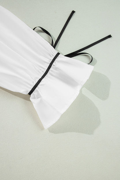 Chemise à manches bouffantes et volants avec col et nœud papillon en ruban passepoilé blanc et noir