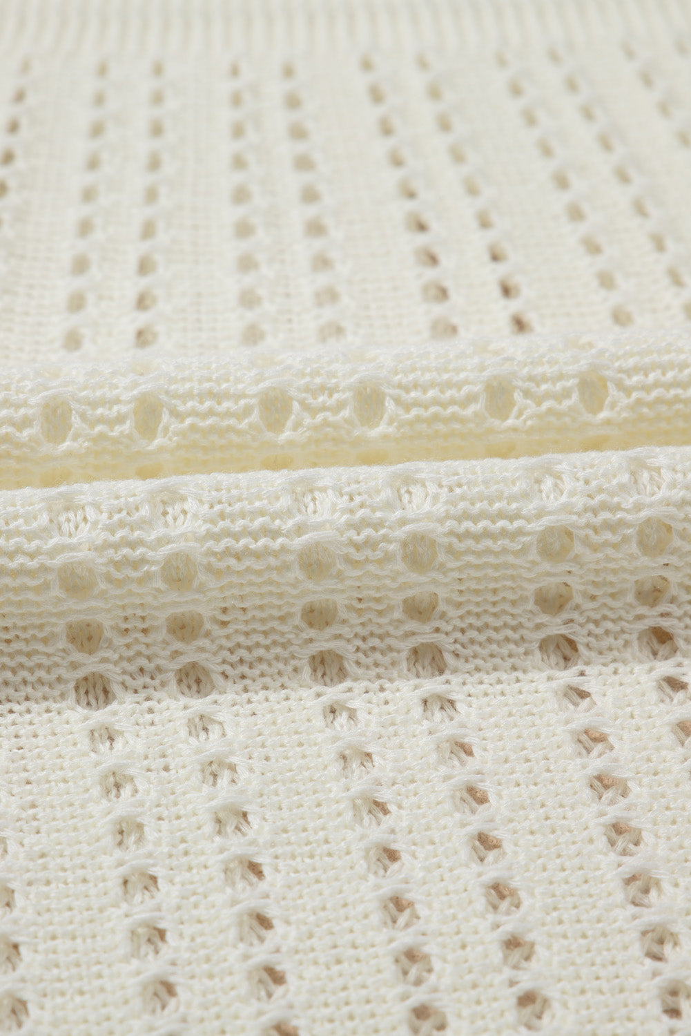 Robe de plage blanche sans manches à col en V et crochet à œillets