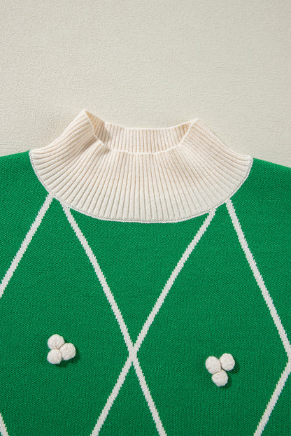 Pull col montant à motif losanges vert foncé avec pompons contrastés