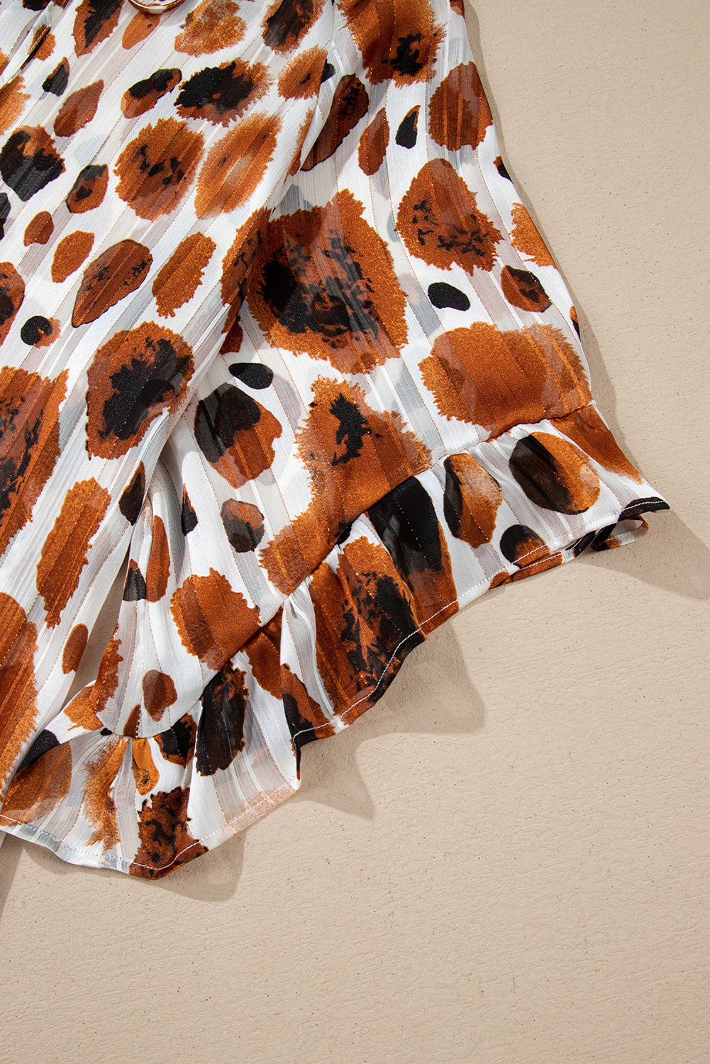 Chemisier plissé à manches 3/4 et volants, imprimé abstrait, avec détails de fils métalliques marron