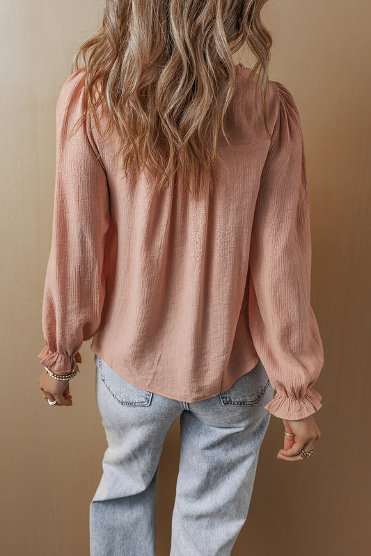 Chemisier élégant à manches volantées texturées et brodées de fleurs roses Gossamer