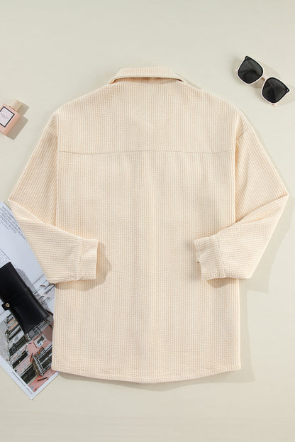 Veste-chemise boutonnée en velours côtelé couleur avoine avec poche à rabat