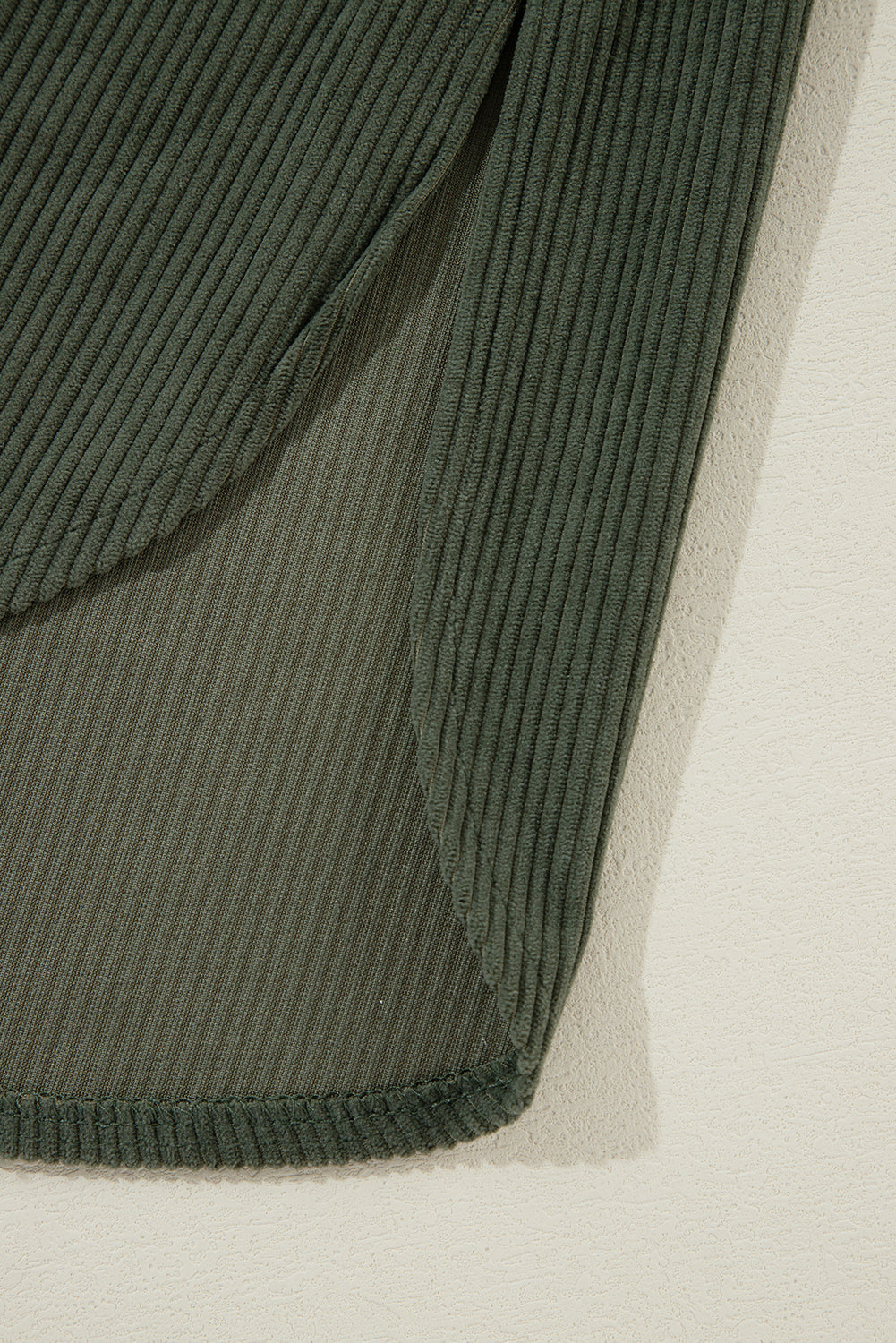 Veste-chemise à capuche surdimensionnée en velours côtelé contrasté vert jungle