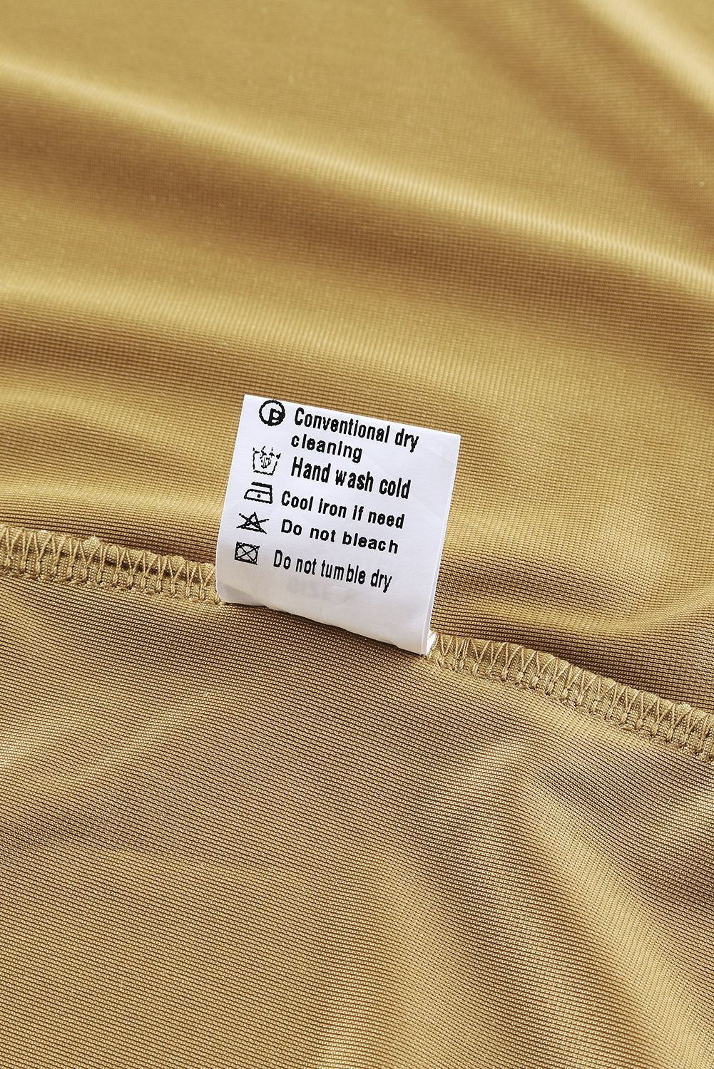 Manteau long en velours jaune avec poches ouvertes sur le devant