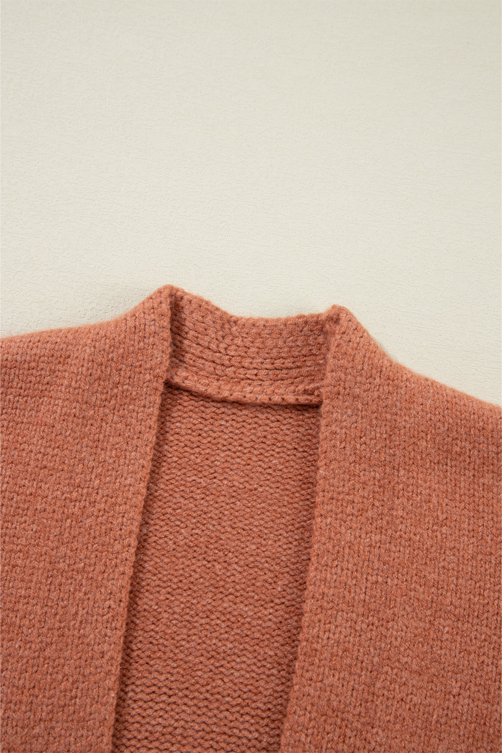 Cardigan court ouvert sur le devant beige clair à épaules tombantes