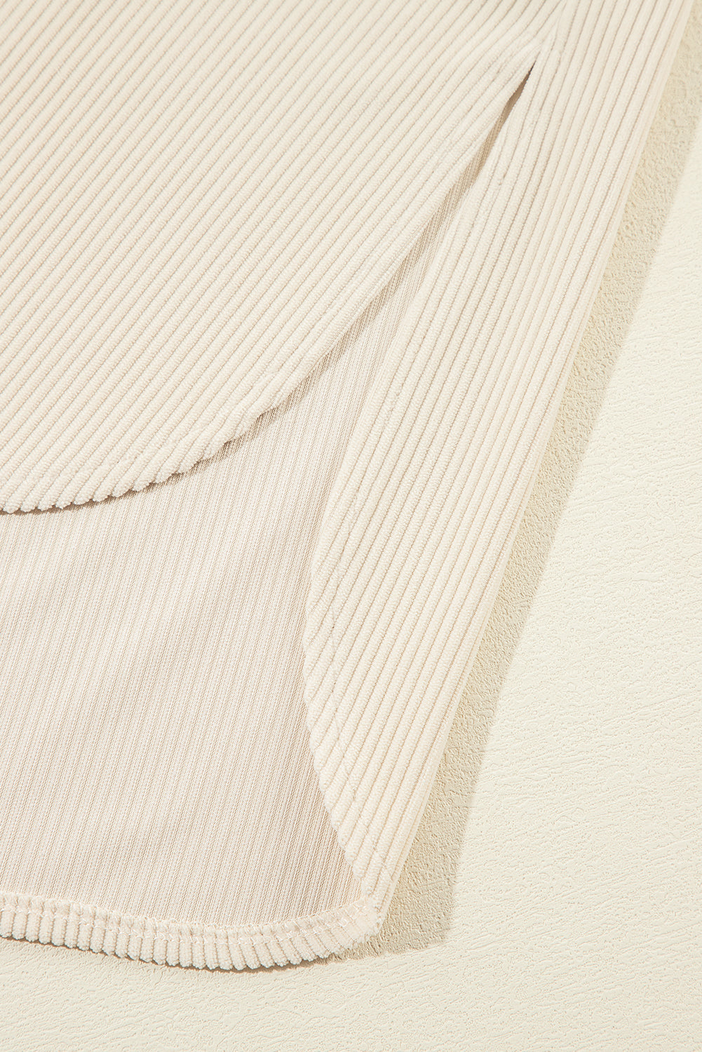 Veste-chemise à capuche surdimensionnée en velours côtelé beige contrasté