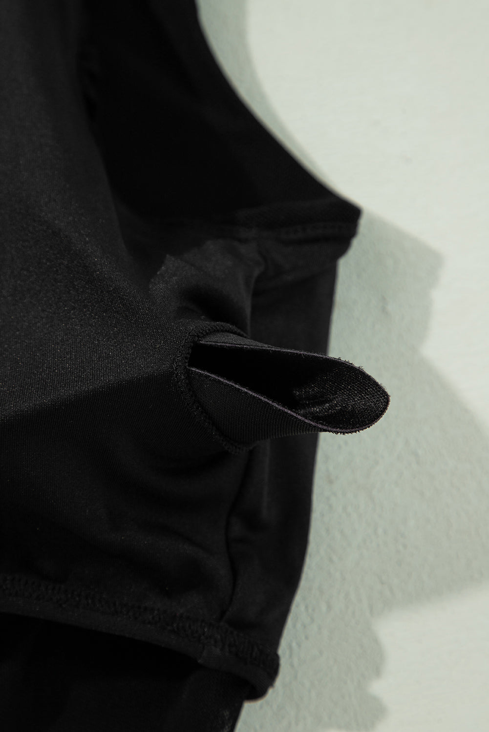 Ensemble haut de bikini asymétrique en maille plissée noire et jupe