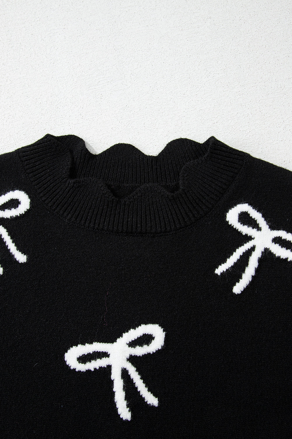 T-shirt noir à imprimé nœud et ourlet festonné