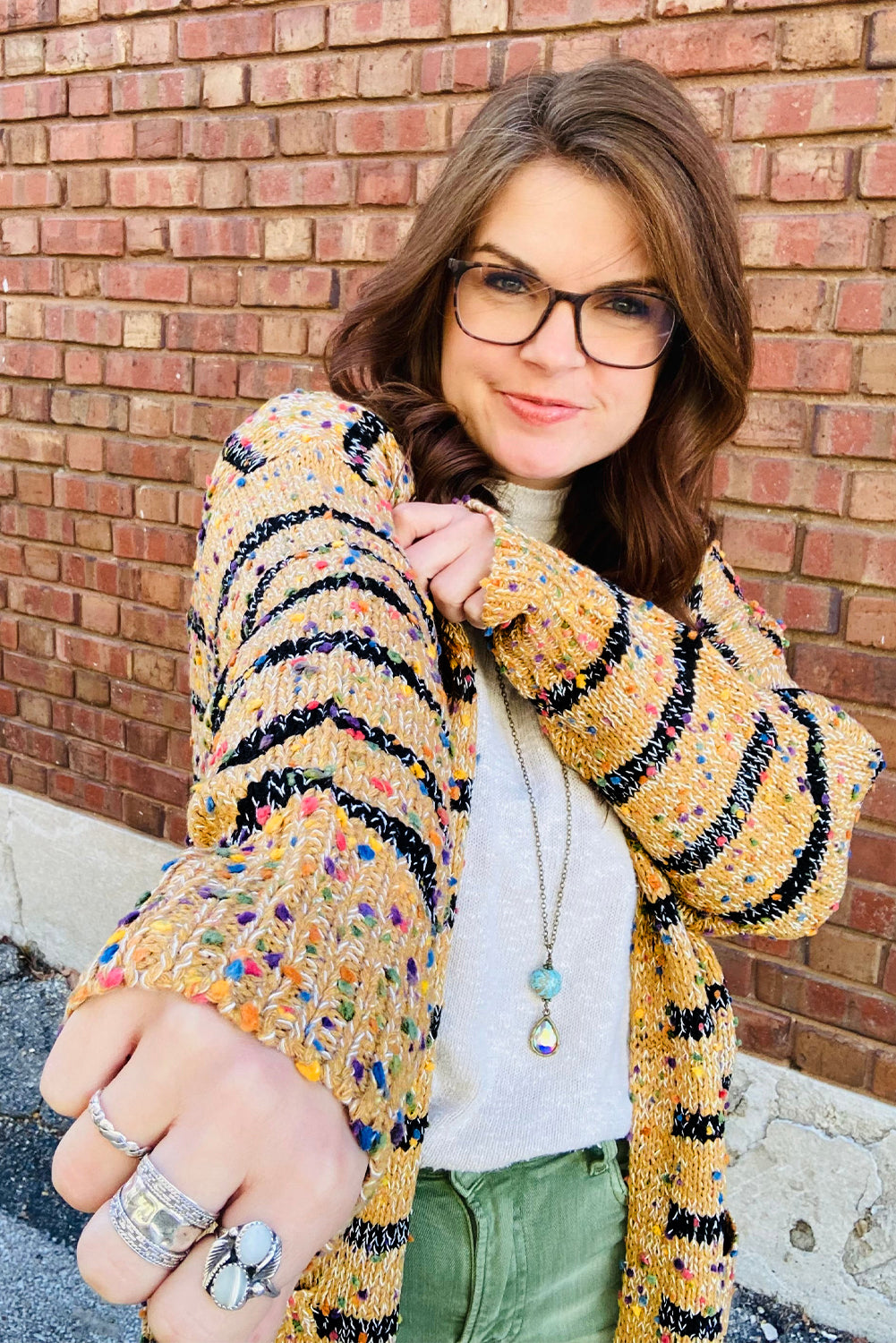 Cardigan long ouvert sur le devant en tricot à pompons et rayures beiges