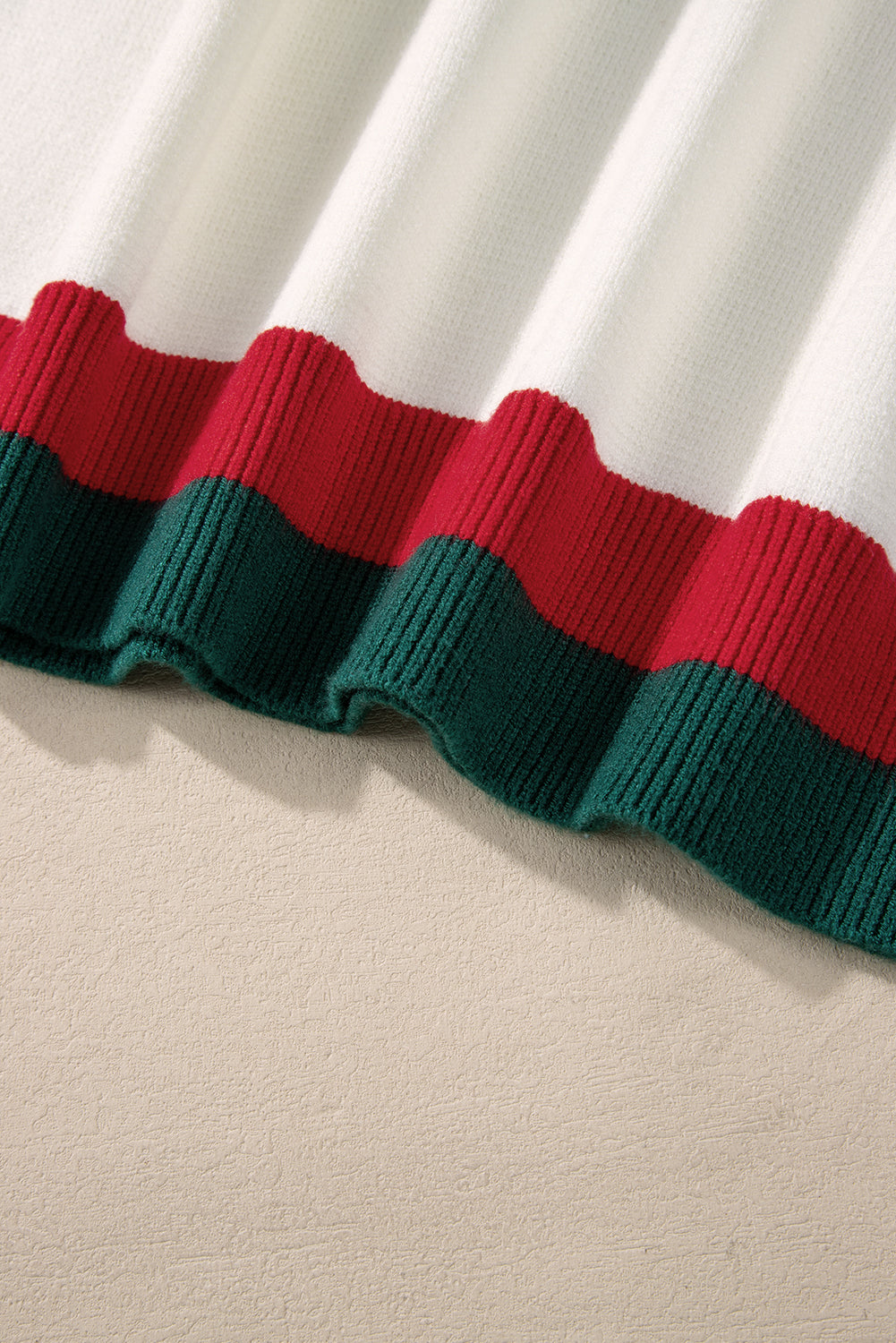 Pull grande taille à épaules tombantes et bordures colorblock à motif Holly Jolly et guirlandes blanches