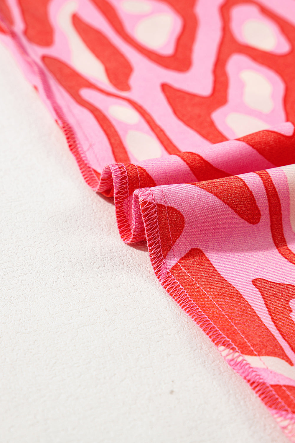 Chemisier surdimensionné rouge à imprimé abstrait, col en V et manches chauve-souris