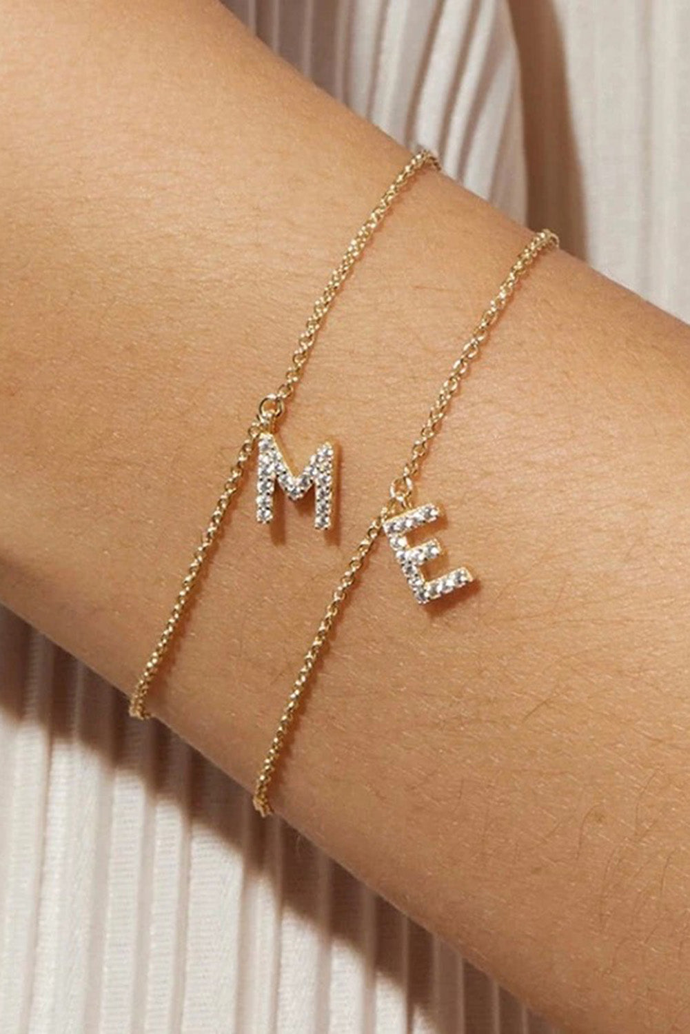 Pulsera de cadena con inicial de diamantes de imitación