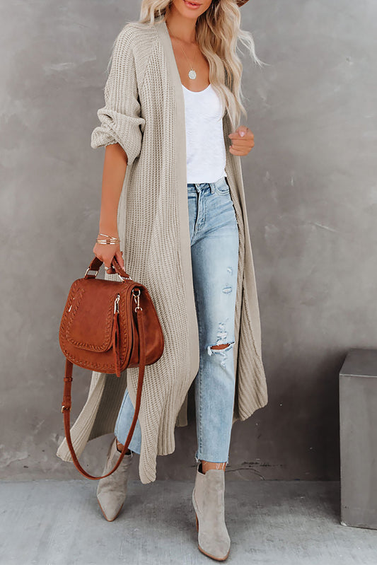 Cardigan beige en maille ouverte sur le devant et fendu sur le côté 