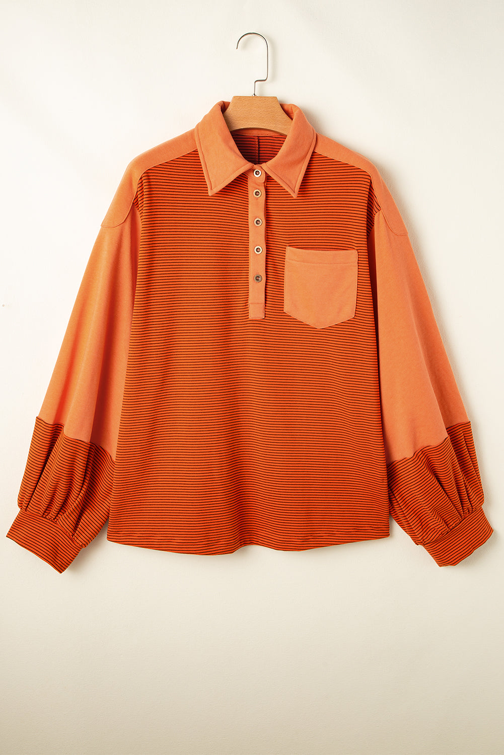 Sweat-shirt Henley à rayures orange, coutures apparentes, col rabattu et manches bouffantes