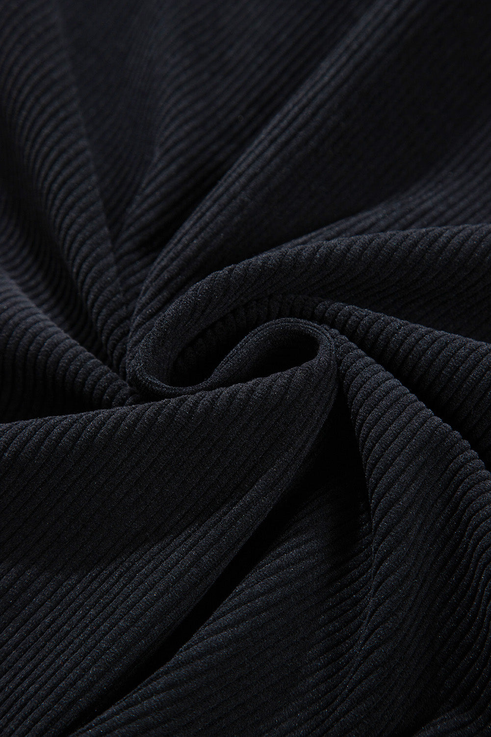 Veste-chemise noire en velours côtelé avec capuche et poches à cordon