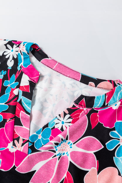 Chemisier rose à fleurs et col en V, manches retroussées