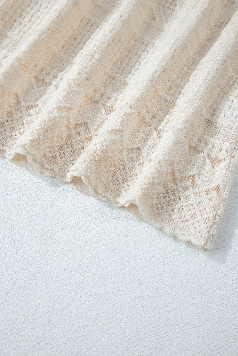 Chemisier blanc à manches longues et boutons en dentelle géométrique