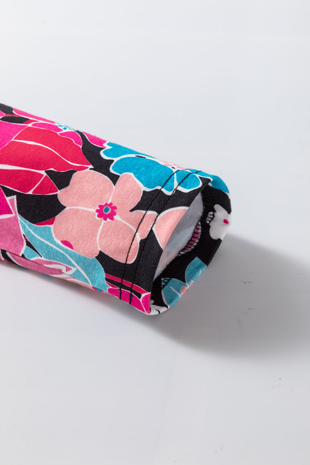 Chemisier rose à fleurs et col en V, manches retroussées