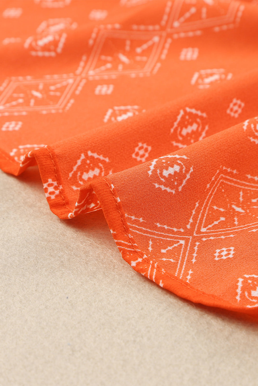 Blusa con botones y cuello en V con estampado floral 