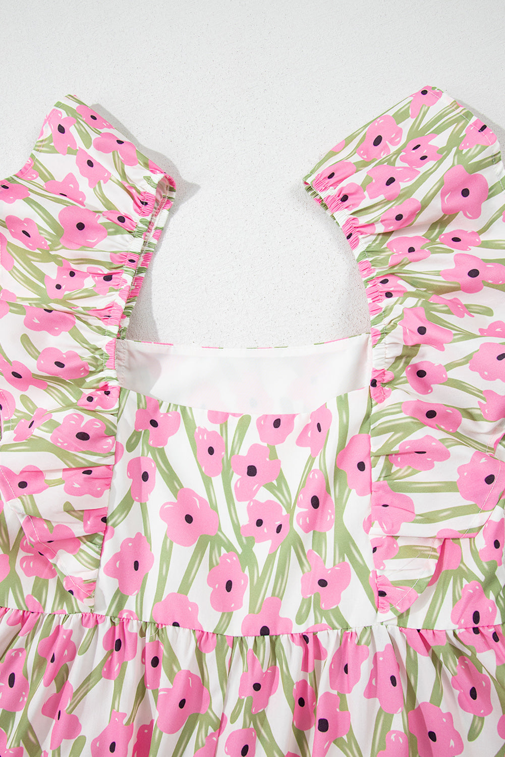 Robe longue rose à imprimé floral, col carré et bretelles à volants