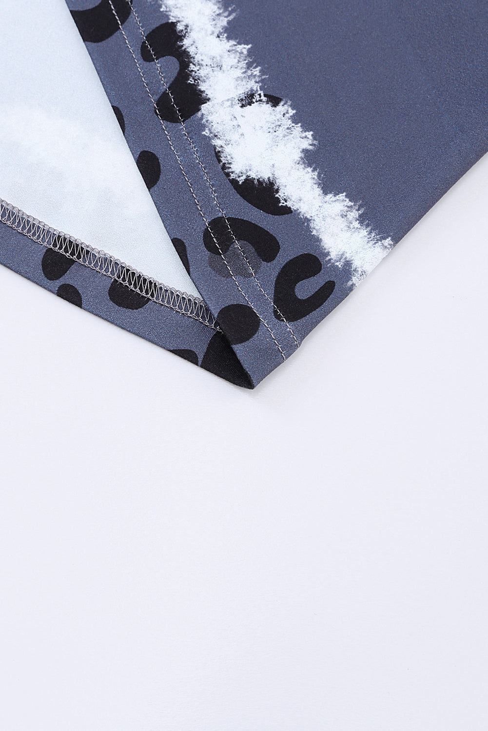 Robe t-shirt à col en V et blocs de couleurs léopard