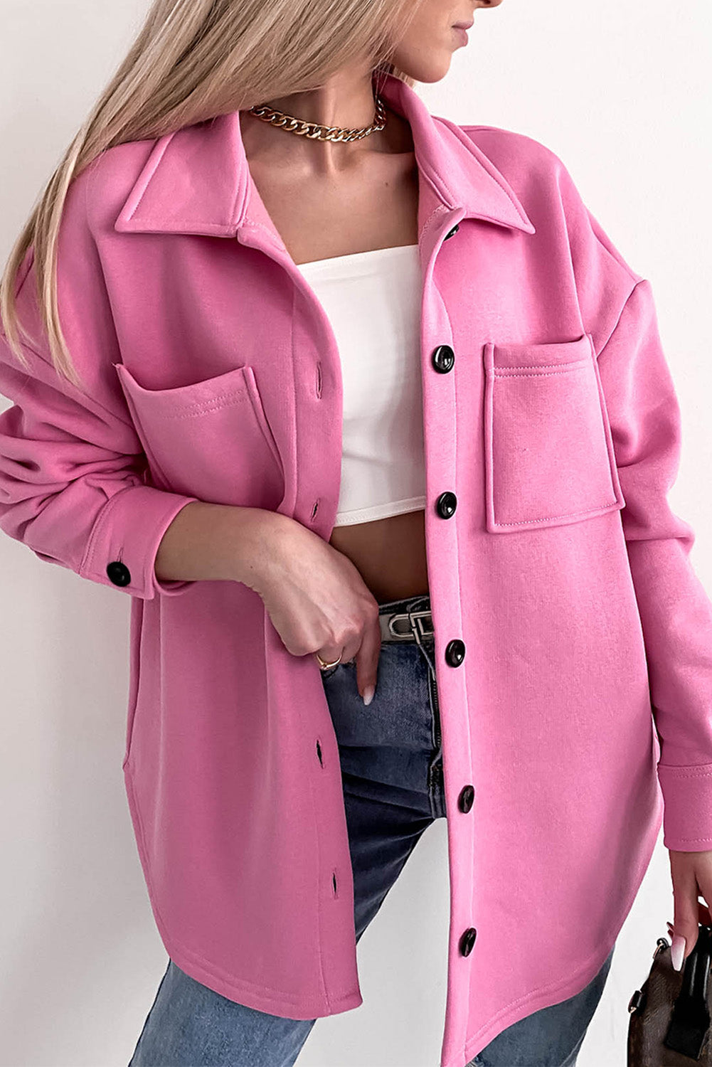 Veste-chemise boutonnée à manches longues et poches de couleur unie noire 